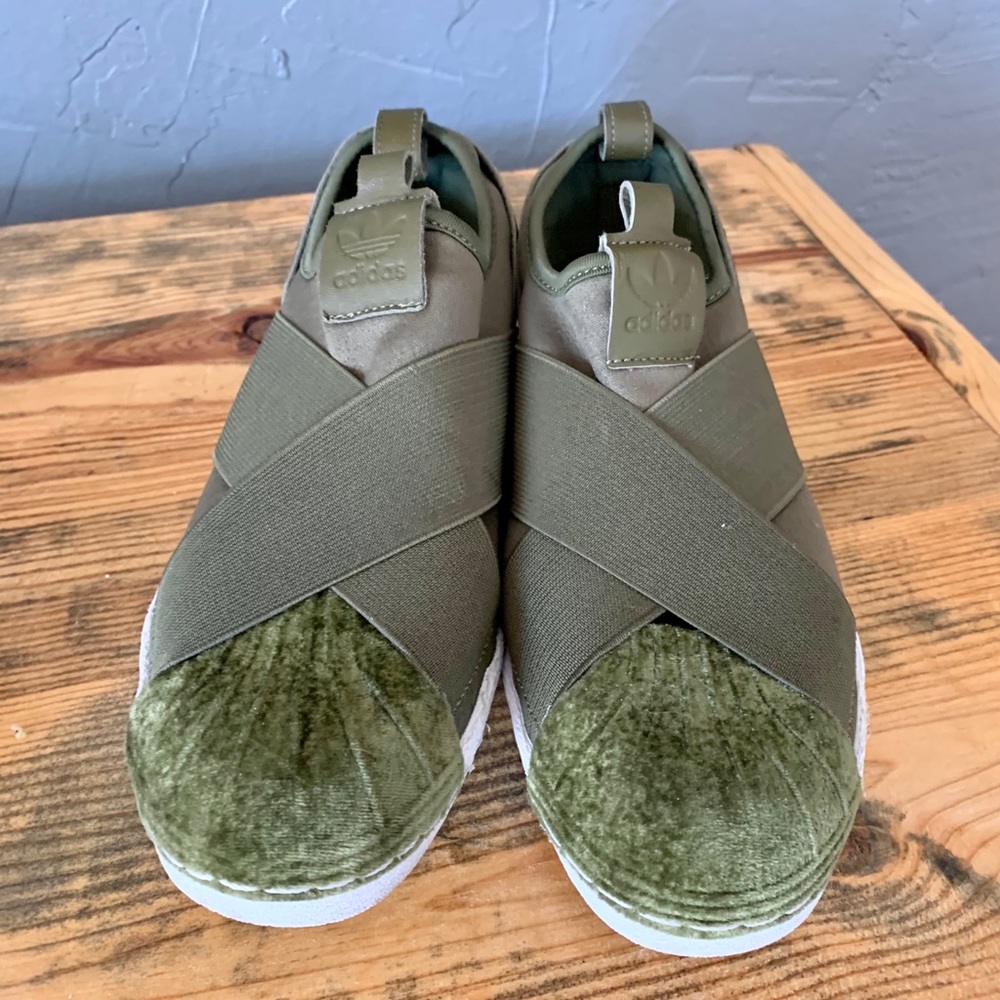Flat sneakers